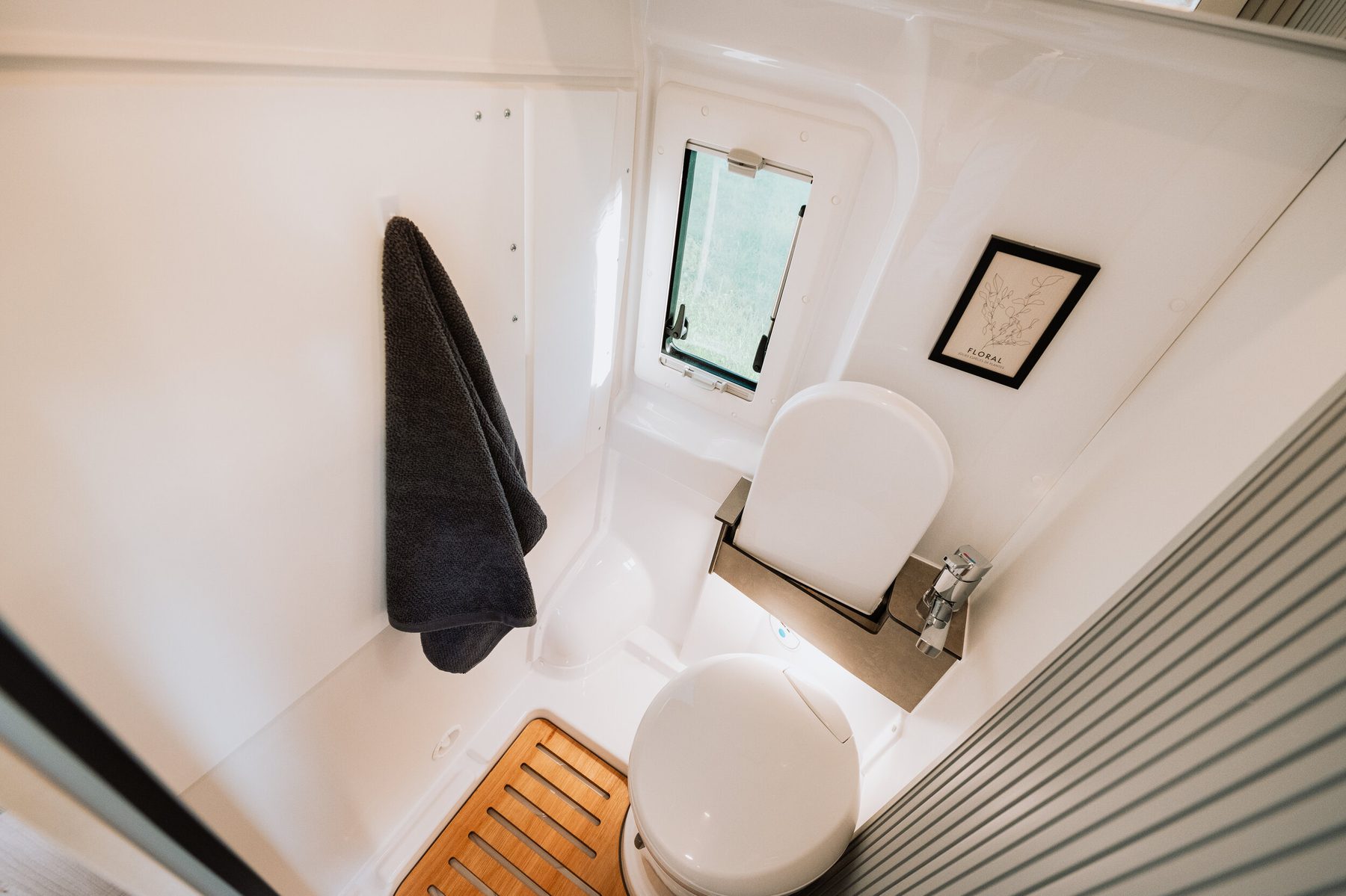 Duschbad mit Schwenktoilette und Fenster