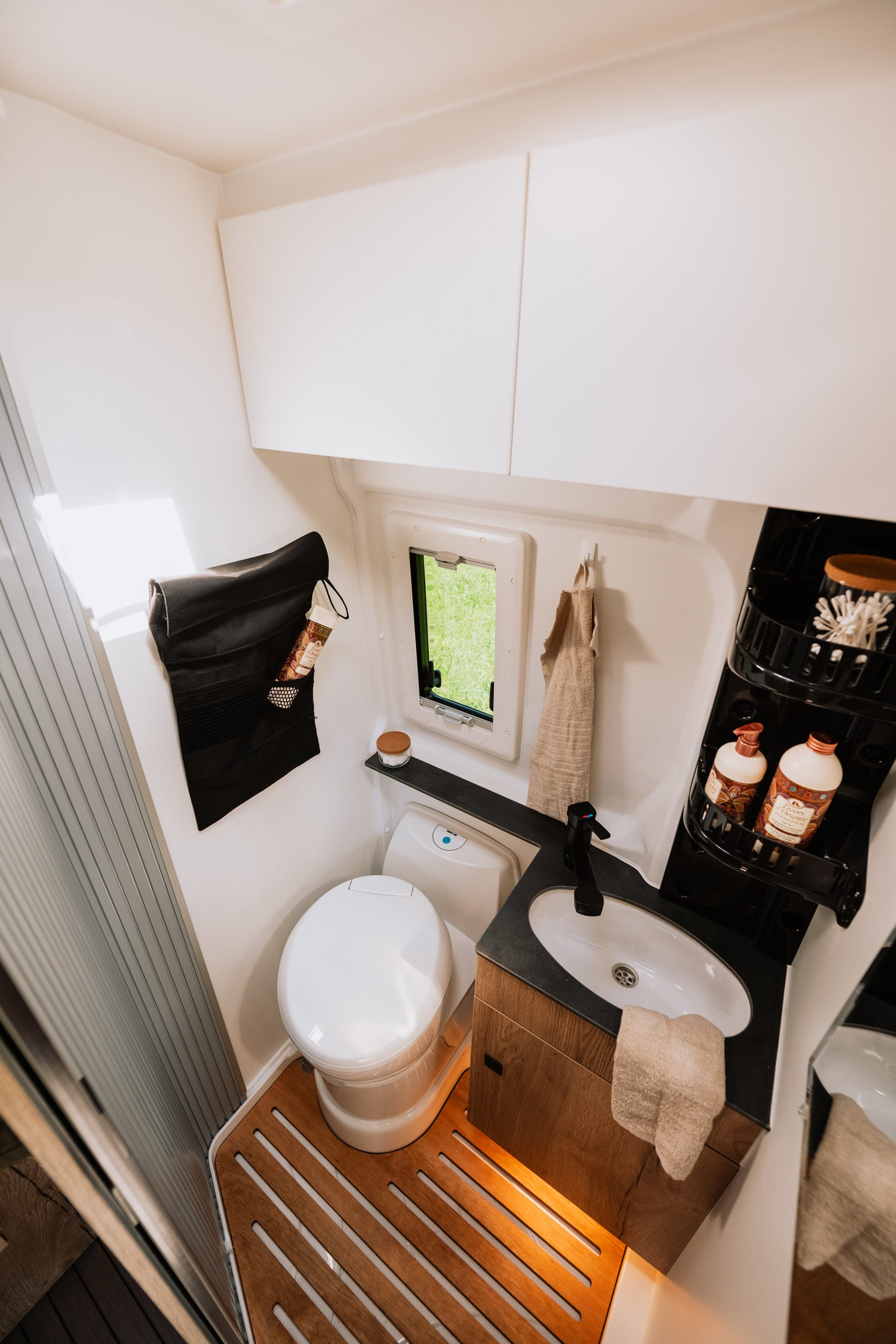Kompaktes Bad mit Schwenktoilette und schwarzer Armatur