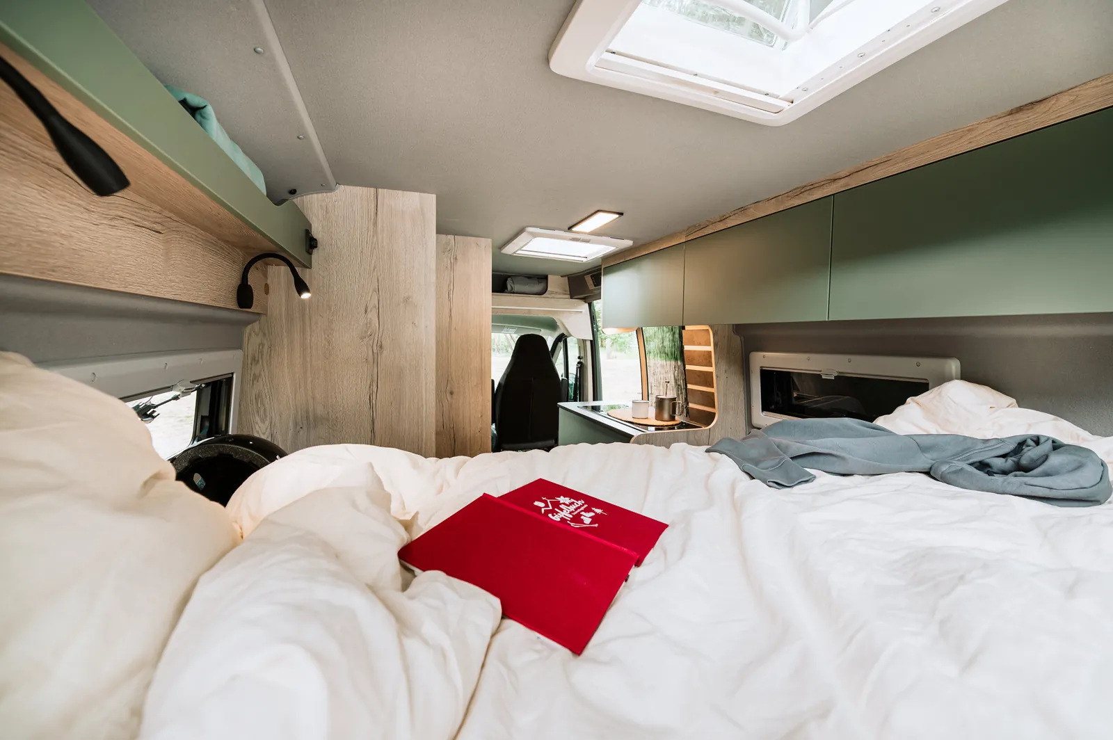 Querbett im Heck mit Leseleuchten