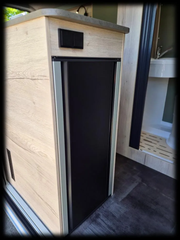 Küchenblock mit 100 l Kompressor-Kühlschrank