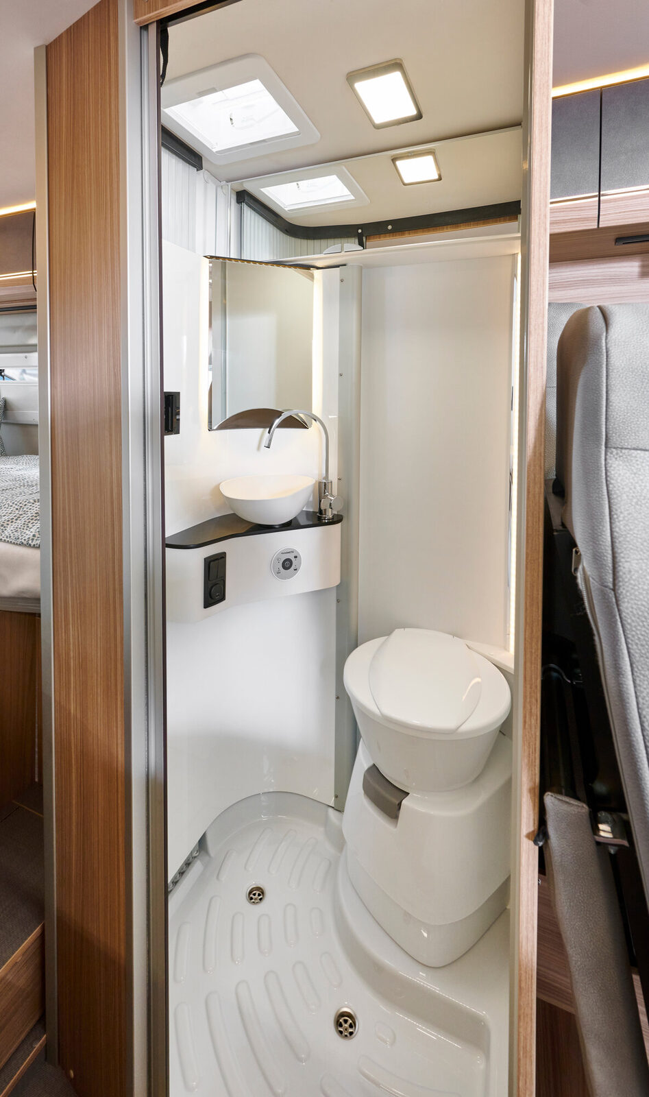 Großzügiges Schwenkbad – Premium-Badlösung der Luxusklasse