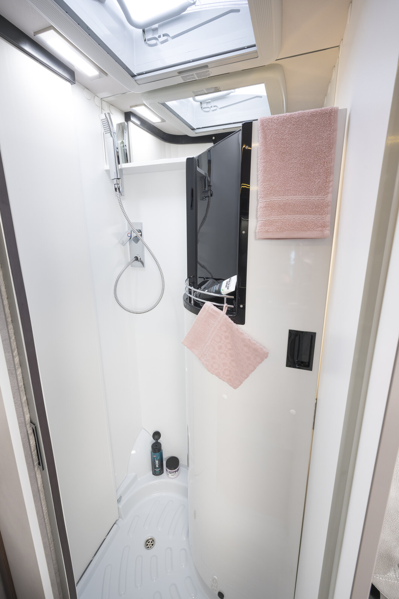 Praktisches Schwenkbad – Großzügige Badlösung