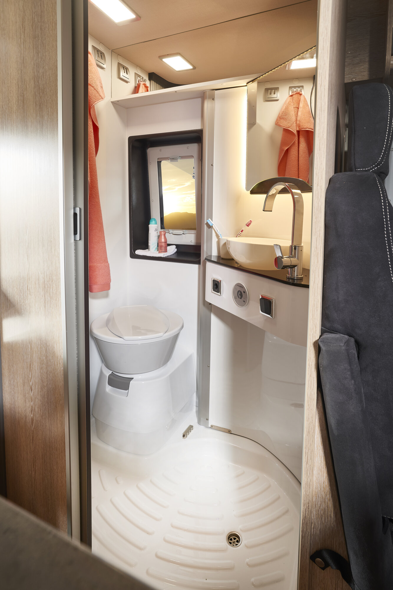 Waschbecken und WC – optional mit Seitenfenster