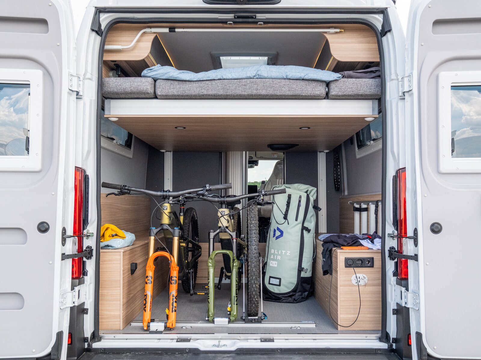 Heckgarage mit Fahrradtransport unter dem Längs-Hubbett