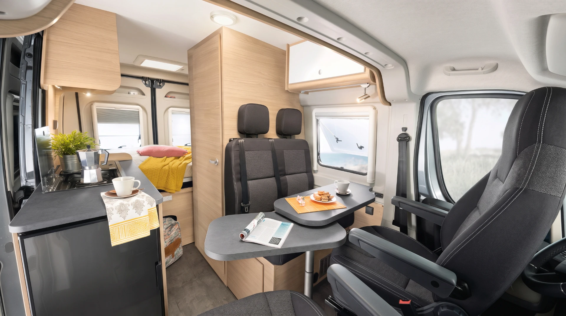 Innenraum des Roadcar 540 mit Sitzgruppe, Küche und Querbett