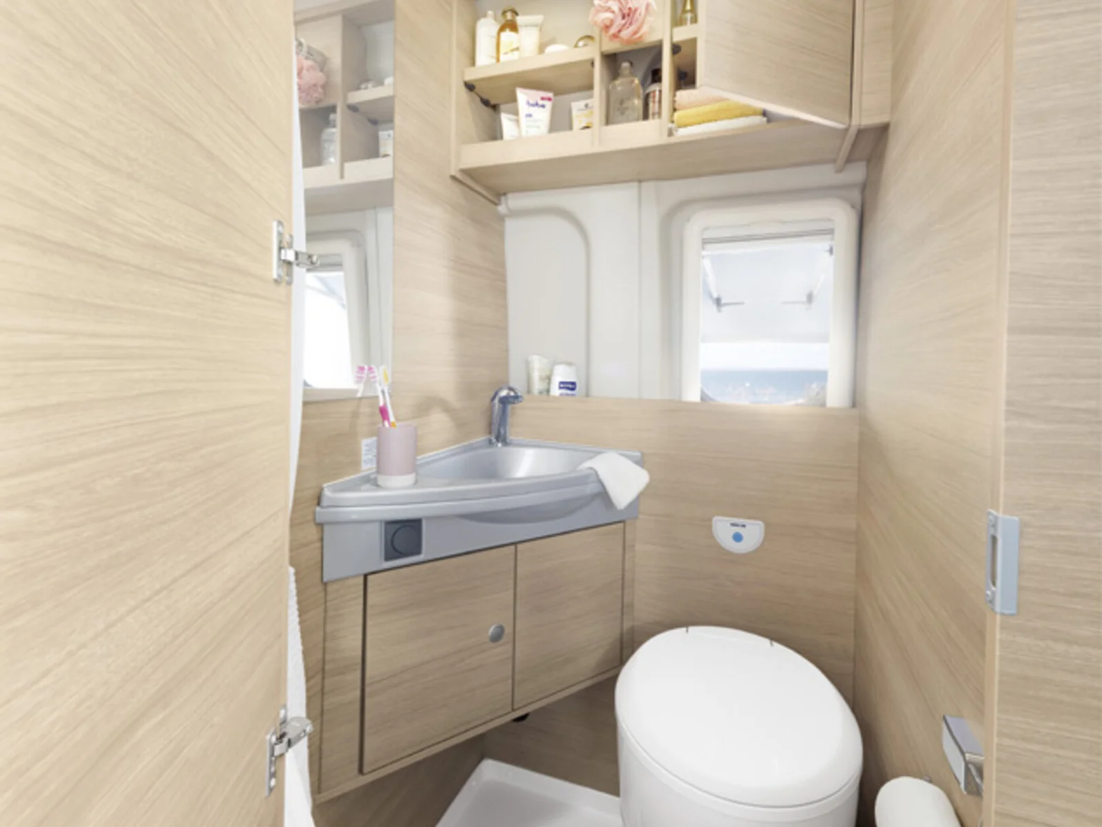 Raumbad des Roadcar 540 mit Dusche und schwenkbarer Waschtischwand